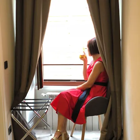 Trevi Portrait 3* Rome