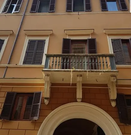 Trevi Portrait 3* Rome