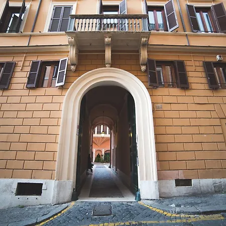 Trevi Portrait 3* Rome